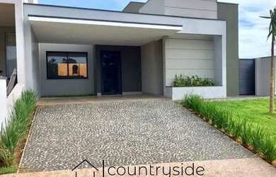 Imagem: A casa possui 3 Dormitórios, 1 Banheiro, 2 Vagas na garagem