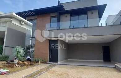 Imagem: A casa em condomínio possui 3 Dormitórios, 2 Banheiros, 4