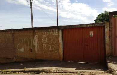 Imagem: A casa possui 4 Dormitórios, 2 Vagas na garagem, 400m² de