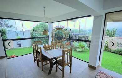 Imagem: A casa possui 3 Dormitórios, 2 Banheiros, 2 Vagas na garagem