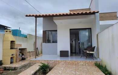 Imagem: A casa possui 3 Dormitórios, 2 Banheiros, 1 Vaga na garagem