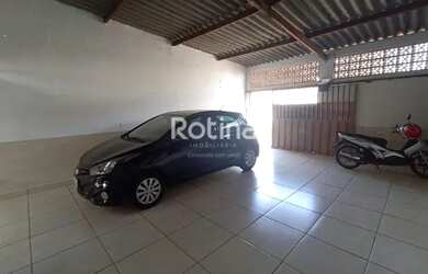 Imagem: A casa possui 2 Dormitórios, 1 Banheiro, 2 Vagas na garagem