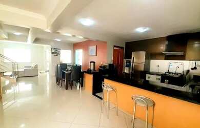 Imagem: A casa possui 4 Dormitórios, 5 Banheiros, 2 Vagas na garagem