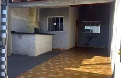 Imagem: A casa possui 2 Dormitórios, 1 Banheiro, 2 Vagas na garagem