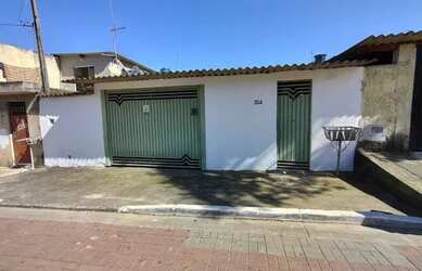 Imagem: A casa possui 2 Dormitórios, 1 Banheiro, 2 Vagas na garagem