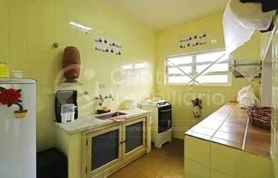 Imagem: A casa possui 3 Dormitórios, 2 Banheiros, 2 Vagas na garagem