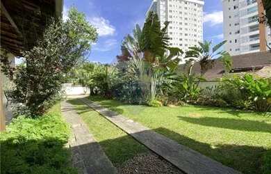 Imagem: A casa possui 3 Dormitórios, 2 Banheiros, 4 Vagas na garagem