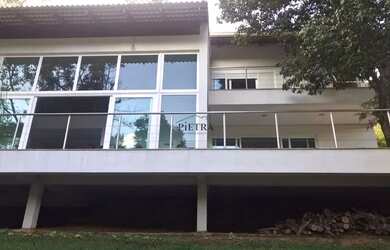 Imagem: A casa possui 4 Dormitórios, 4 Banheiros, 4 Vagas na garagem