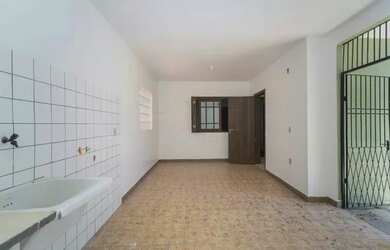 Imagem: A casa possui 3 Dormitórios, 1 Banheiro, 1 Vaga na garagem