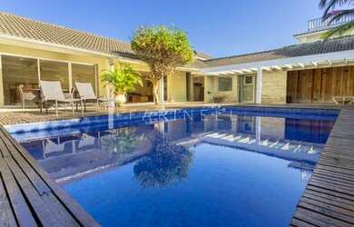 Imagem: A casa possui 4 Dormitórios, 4 Banheiros, 2 Vagas na garagem