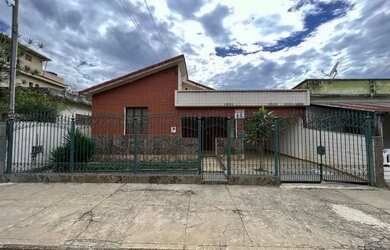 Imagem: A casa possui 4 Dormitórios, 3 Banheiros, 1 Vaga na garagem