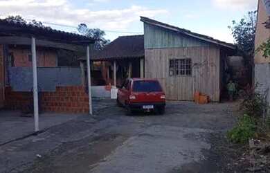 Imagem: A casa possui 2 Dormitórios, 2 Banheiros, 1 Vaga na garagem