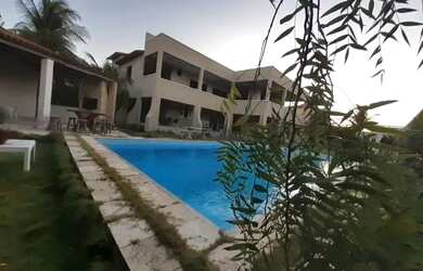 Imagem: A casa possui 5 Dormitórios e 5 Vagas na garagem e está localizado