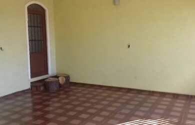 Imagem: A casa possui 3 Dormitórios, 2 Banheiros, 2 Vagas na garagem