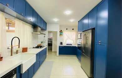 Imagem: A casa em condomínio possui 4 Dormitórios, 5 Banheiros, 5