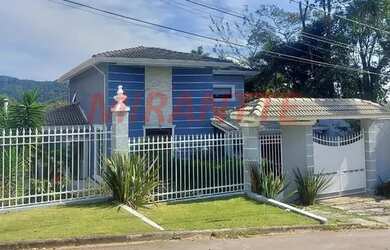 Imagem: A casa possui 5 Dormitórios, 5 Banheiros, 3 Vagas na garagem