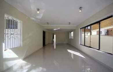 Imagem: A casa possui 4 Dormitórios, 5 Banheiros, 3 Vagas na garagem