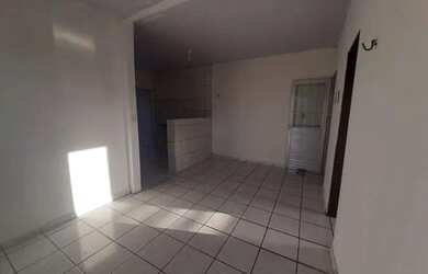 Imagem: A casa possui 3 Dormitórios, 1 Banheiro, Varanda e está localizado