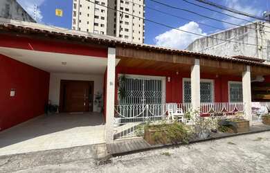 Imagem: A casa possui 3 Dormitórios, 2 Banheiros, 2 Vagas na garagem