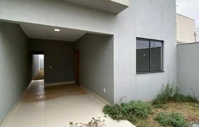 Imagem: A casa possui 3 Dormitórios, 2 Banheiros, 2 Vagas na garagem