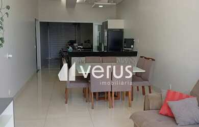 Imagem: A casa possui 3 Dormitórios, 2 Banheiros, 3 Vagas na garagem