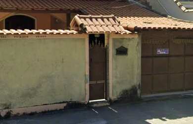 Imagem: A casa possui 3 Dormitórios, 2 Banheiros, 2 Vagas na garagem