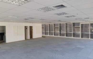 Imagem: O depósito possui 4 Vagas na garagem, 168m² de Área e está