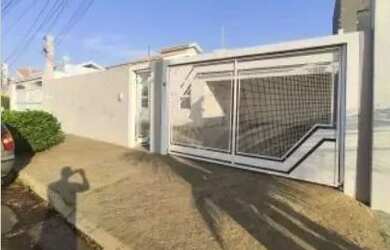 Imagem: A casa possui 3 Dormitórios, 3 Banheiros, 2 Vagas na garagem