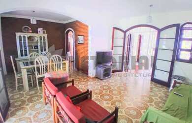 Imagem: A casa possui 3 Dormitórios, 4 Banheiros, 5 Vagas na garagem