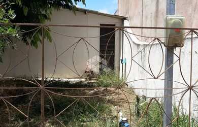 Imagem: A casa possui 2 Dormitórios, 1 Banheiro, 2 Vagas na garagem