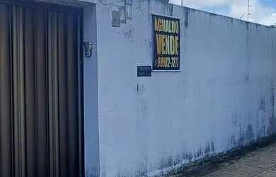 Imagem: A casa possui 4 Dormitórios, 2 Banheiros, 3 Vagas na garagem