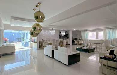 Imagem: A casa em condomínio possui 5 Dormitórios, 5 Banheiros, 4