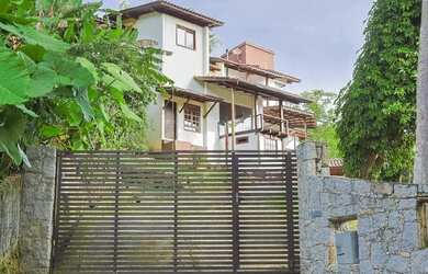 Imagem: A casa possui 4 Dormitórios, 3 Banheiros, 2 Vagas na garagem