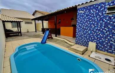 Imagem: A casa possui 3 Dormitórios, 2 Banheiros, 3 Vagas na garagem