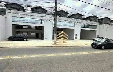 Imagem: O depósito possui 4 Vagas na garagem e 210m² de Área e está