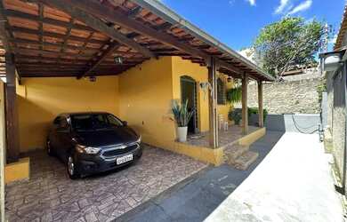 Imagem: A casa possui 4 Dormitórios, 3 Banheiros, 1 Vaga na garagem