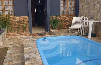 Imagem: A casa possui 2 Dormitórios, Acomodam 5 pessoas, 1 Vaga na