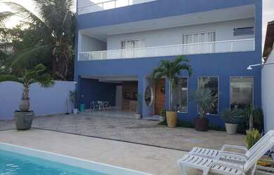 Imagem: A casa possui 4 Dormitórios, Acomodam 12 pessoas e 3 Vagas