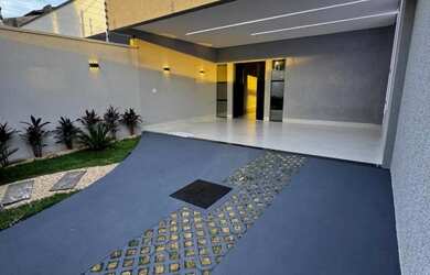 Imagem: A casa possui 2 Dormitórios, 2 Banheiros e 2 Vagas na garagem