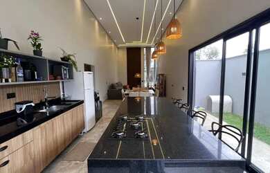 Imagem: A casa em condomínio possui 3 Dormitórios, 4 Banheiros, 2