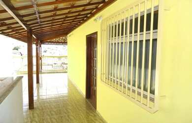 Imagem: A casa possui 2 Dormitórios, 1 Banheiro, 2 Vagas na garagem