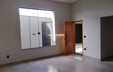 Imagem: A casa possui 3 Dormitórios, 2 Banheiros, 2 Vagas na garagem