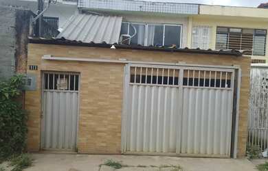 Imagem: A casa possui 2 Dormitórios, 1 Banheiro, 1 Vaga na garagem