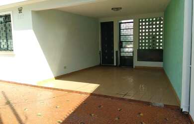 Imagem: A casa possui 2 Dormitórios, 2 Banheiros, 3 Vagas na garagem