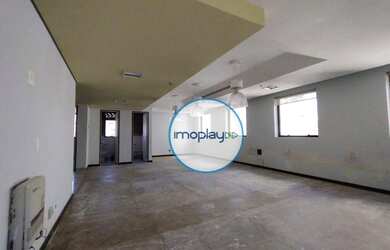 Imagem: O depósito possui 4 Vagas na garagem, 120m² de Área e está