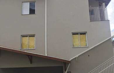 Imagem: A casa possui 3 Dormitórios, 3 Banheiros, 2 Vagas na garagem