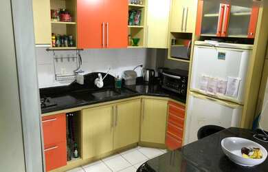 Imagem: O apartamento possui 2 Dormitórios, 1 Banheiro, 1 Vaga na garagem