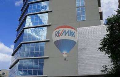 Imagem: O depósito possui 2 Vagas na garagem e 68m² de Área e está