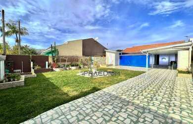 Imagem: A casa possui 2 Dormitórios, 2 Banheiros, 3 Vagas na garagem