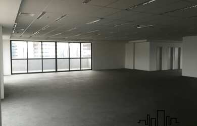 Imagem: O depósito possui 5 Vagas na garagem, 1.076m² de Área e